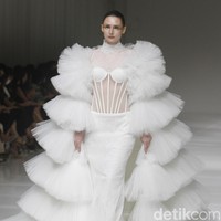 Koleksi busana terbaru Sebastian Gunawan Signature 2022/2023 mengangkat tema Golden Muse yang dipamerkan dalam fashion show di Jakarta, Selasa (19/07/2022). Foto: Mohammad Abduh/Wolipop.