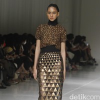 Koleksi busana terbaru Sebastian Gunawan Signature 2022/2023 mengangkat tema Golden Muse yang dipamerkan dalam fashion show di Jakarta, Selasa (19/07/2022). Foto: Mohammad Abduh/Wolipop.