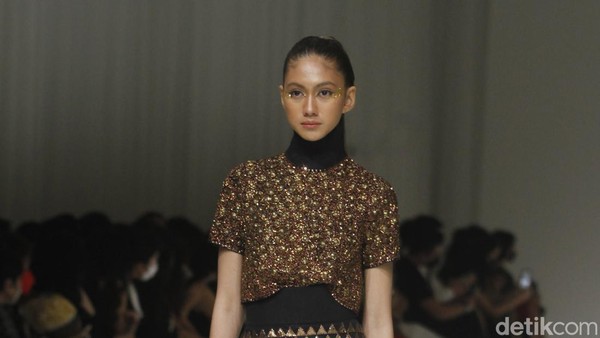 10 Koleksi Busana Glamour Sebastian Gunawan Golden Muse