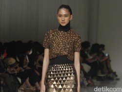 10 Koleksi Busana Glamour Sebastian Gunawan Golden Muse