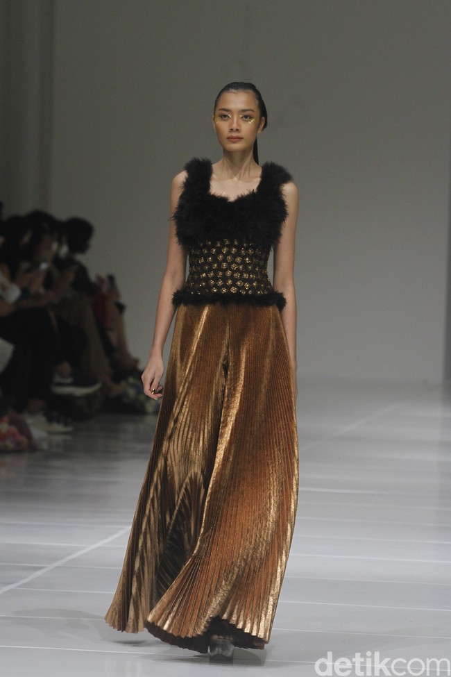 Koleksi busana terbaru Sebastian Gunawan Signature 2022/2023 mengangkat tema Golden Muse yang dipamerkan dalam fashion show di Jakarta, Selasa (19/07/2022). Foto: Mohammad Abduh/Wolipop.