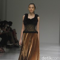 Koleksi busana terbaru Sebastian Gunawan Signature 2022/2023 mengangkat tema Golden Muse yang dipamerkan dalam fashion show di Jakarta, Selasa (19/07/2022). Foto: Mohammad Abduh/Wolipop.