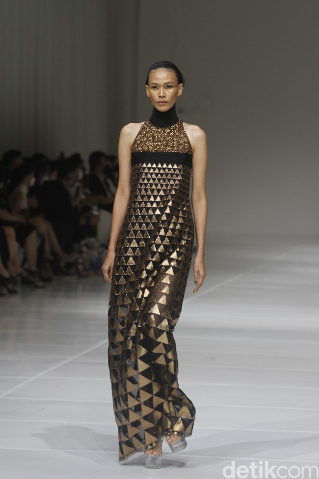 Koleksi busana terbaru Sebastian Gunawan Signature 2022/2023 mengangkat tema Golden Muse yang dipamerkan dalam fashion show di Jakarta, Selasa (19/07/2022). Foto: Mohammad Abduh/Wolipop.
