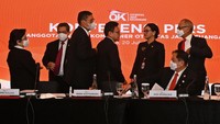 Wakil Ketua Dewan Komisioner OJK periode 2022-2027 Mirza Adityaswara (keempat kiri) berbincang dengan jajaran anggota dewan komisioner OJK baru lainnya usai konferensi pers di Jakarta, Rabu (20/7/2022). Dewan Komisioner OJK periode 2022-2027 tersebut menjanjikan OJK dapat lebih proaktif dan kolaboratif pada upaya terciptanya stabilitas, pertumbuhan dan penguatan industri jasa keuangan yang memberikan manfaat bagi perekonomian nasional dan masyarakat.