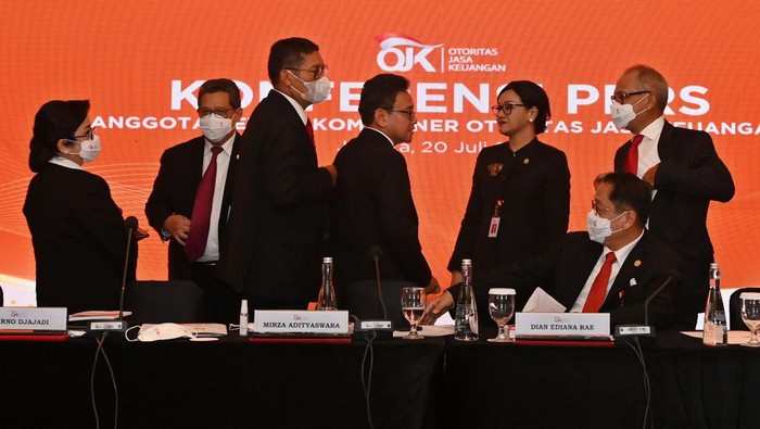 Wakil Ketua Dewan Komisioner OJK periode 2022-2027 Mirza Adityaswara (keempat kiri) berbincang dengan jajaran anggota dewan komisioner OJK baru lainnya usai konferensi pers di Jakarta, Rabu (20/7/2022). Dewan Komisioner OJK periode 2022-2027 tersebut menjanjikan OJK dapat lebih proaktif dan kolaboratif pada upaya terciptanya stabilitas, pertumbuhan dan penguatan industri jasa keuangan yang memberikan manfaat bagi perekonomian nasional dan masyarakat. ANTARA FOTO/Aditya Pradana Putra/rwa.