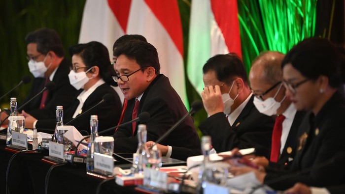 KOMITMEN DEWAN KOMISIONER OJK 2022-2027 Wakil Ketua Dewan Komisioner OJK periode 2022-2027 Mirza Adityaswara (keempat kiri) berbincang dengan jajaran anggota dewan komisioner OJK baru lainnya usai konferensi pers di Jakarta, Rabu (20/7/2022). Dewan Komisioner OJK periode 2022-2027 tersebut menjanjikan OJK dapat lebih proaktif dan kolaboratif pada upaya terciptanya stabilitas, pertumbuhan dan penguatan industri jasa keuangan yang memberikan manfaat bagi perekonomian nasional dan masyarakat. ANTARA FOTO/Aditya Pradana Putra/rwa.