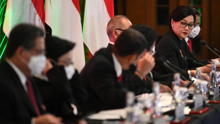 KOMITMEN DEWAN KOMISIONER OJK 2022-2027 Wakil Ketua Dewan Komisioner OJK periode 2022-2027 Mirza Adityaswara (keempat kiri) berbincang dengan jajaran anggota dewan komisioner OJK baru lainnya usai konferensi pers di Jakarta, Rabu (20/7/2022). Dewan Komisioner OJK periode 2022-2027 tersebut menjanjikan OJK dapat lebih proaktif dan kolaboratif pada upaya terciptanya stabilitas, pertumbuhan dan penguatan industri jasa keuangan yang memberikan manfaat bagi perekonomian nasional dan masyarakat. ANTARA FOTO/Aditya Pradana Putra/rwa.