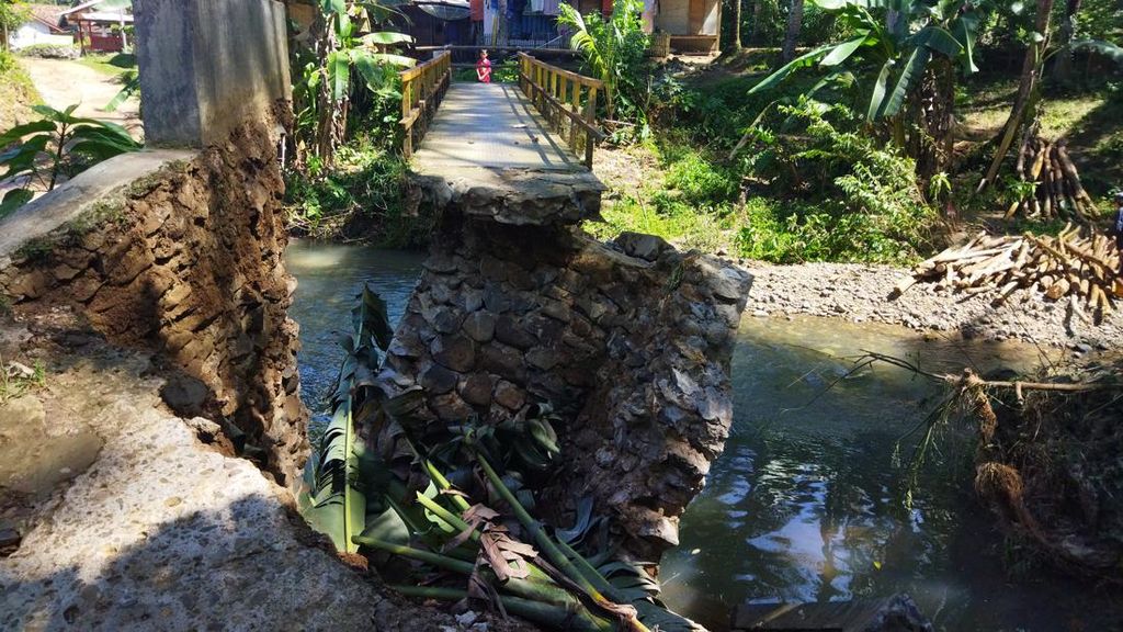 Sudah 3 Minggu Rusak, Jembatan di Pandeglang Tak Kunjung Diperbaiki