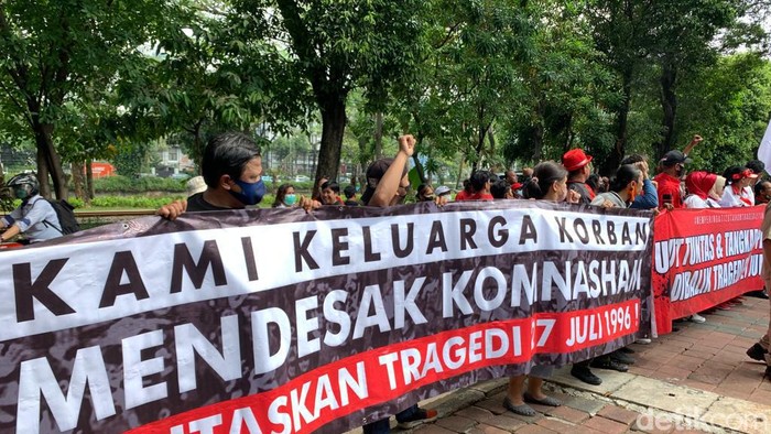 Korban Kudatuli Gelar Aksi di Depan Komnas HAM