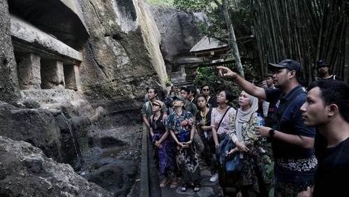 Koreografer Muda Indonesia peserta Temu Seni Tari dalam program Indonesia Bertutur 2022 mengikuti sesi Laboratorium Seni di Pura Gunung Kawi, Tampaksiring, Gianyar, Selasa 19 Juli 2022.