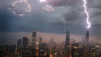 Pada Juni 2013 sambaran petir terlihat menampar Menara Willis di Chicago imbas badai besar yang menerjang.