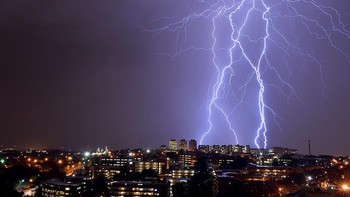 Berikutnya ada Johannesburg yang diklaim sebagai kota petir di dunia. Lebih dari 260 orang tewas akibat sambaran petir di Afrika Selatan.
