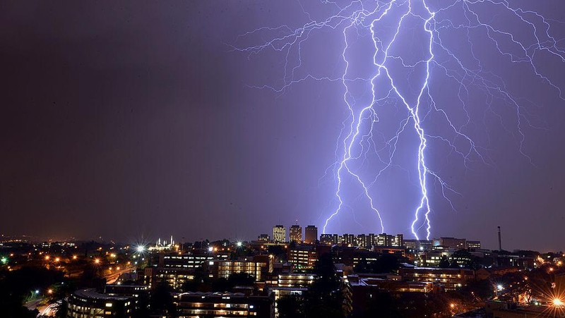 Potret petir yang menyambar bumi juga menjadi salah satu fenomena yang menjadi buruan fotografet. Berikut kumpulan foto-fotonya yang bikin merinding.