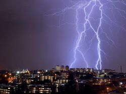 8 Foto Sambaran Petir, Gambarnya Bikin Merinding