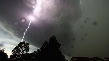 Dalam foto terlihat petir yang menyambar sangat dekat dengan posisi fotografer di Sydney, Australia.