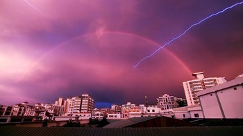 Fenomena langka dengan pelangi dan sambaran petir ini menjadi lansekap yang indah sekaligus menyeramkan di langit Haikou, China.