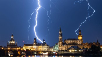 Lanjut. Ada foto badai petir yang menerjang Dresden, Jerman, dengan lansekap deretan kota tua bersejarah.
