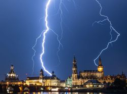 8 Foto Sambaran Petir, Gambarnya Bikin Merinding