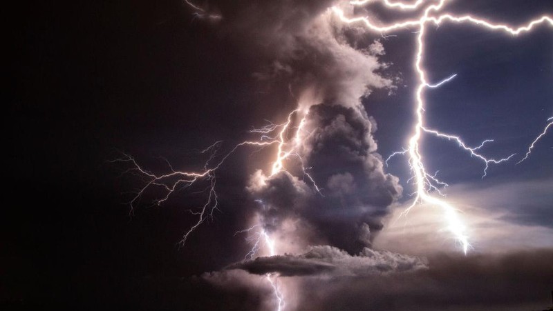 Potret petir yang menyambar bumi juga menjadi salah satu fenomena yang menjadi buruan fotografet. Berikut kumpulan foto-fotonya yang bikin merinding.