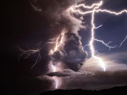 8 Foto Sambaran Petir, Gambarnya Bikin Merinding