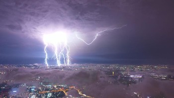 Terakhir, ada sambaran massal petir yang mencium daratan Guangzhou, China.
