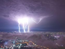 8 Foto Sambaran Petir, Gambarnya Bikin Merinding