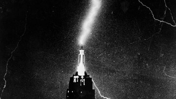 Foto yang diambil pada tahun 1957 ini menangkap sambaran petir yang menerjang Gedung Empire State di New York, Amerika Serikat.