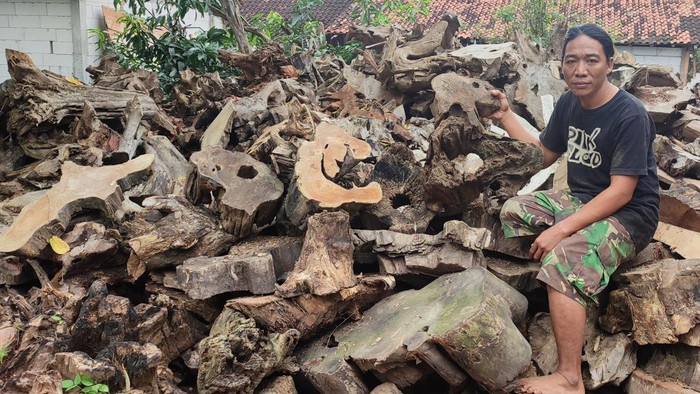 Kusminarto, perajin limbah jati di Blora