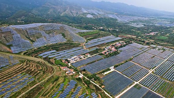 YUNCHENG, CHINA - JULY 16, 2022 - Aerial photo taken on July 16, 2022 shows the Rain-washed Ruicheng Photovoltaic base in Yuncheng city, Shanxi Province, China. Located at the southern foot of Zhongtiao Mountain, Ruicheng Photovoltaic Leading technology Base, with a total investment of 8.8 billion yuan, stretches 80 kilometers and involves 8 towns and villages in the whole county. It is the first approved county-level photovoltaic leading technology base project in China. (Photo credit should read CFOTO/Future Publishing via Getty Images)