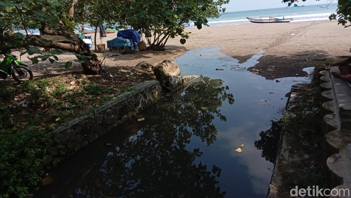 Limbah dari saluran pembuangan hotel langsung dibuang ke Pangandaran