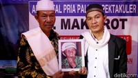 Ini adalah potret H Saepudin (63) yang merupakan cucu Mak Erot dari anak Tertua Hj Khodijah bersama sang anak Muhammad Dasep (33) yang merupakan cicit Mak Erot yang juga telah diwariskan ilmu dan kemampuannya mereparasi Penis.