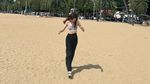Potret Si Mungil Love Pattranite Nikmati Pantai Pakai Sports Bra