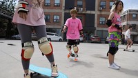 Zhao, yang suka bermain ski, membuat suami dan putranya terlibat dalam kegiatan surfskating dan bahkan memperkenalkannya kepada puluhan ibu-ibu di lingkungan itu.
