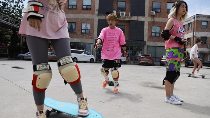 A customer tries on a surfskateboard at the Burning Ice Skateboard shop, in Beijing, China June 15, 2022. REUTERS/Tingshu Wang         SEARCH “CHINA WANG SKATEBOARDING” FOR THIS STORY. SEARCH “WIDER IMAGE” FOR ALL STORIES.