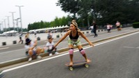 Surfskating dianggap lebih mudah dipelajari dan lebih minimal terhadap cidera daripada bentuk skateboard lainnya. Surfskating juga mendapat dorongan dari gebrakan olahraga salju di China saat Beijing menjadi tuan rumah Olimpiade Musim Dingin 2022.