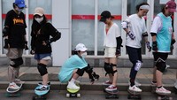 Surfskating, yaitu skateboard versi ramah-pemula yang menggunakan rakitan roda depan yang lebih fleksibel memungkinkan tikungan tajam yang mirip dengan selancar. Olah raga ini yang digandrungi kaum perempuan ini diluncurkan di kota-kota China sejak musim semi lalu.