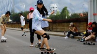 Satu sesi mingguan gratis untuk wanita di dekat National Aquatics Centre, atau Water Cube, telah berkembang dari sekitar selusin pengunjung tetap pada akhir April menjadi hampir seratus. Kini Surfskating semakin diminati. Beberapa mengatakan mereka menjadikan olahraga sebagai hobi ketika COVID membuat perjalanan musim panas menjadi sulit.