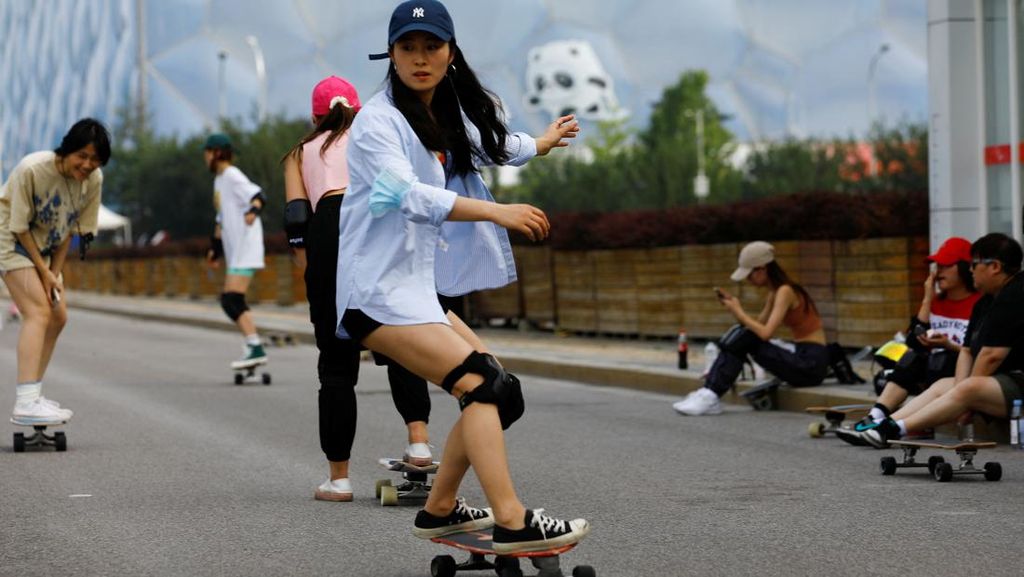 Bosan Lockdown, Remaja di Beijing Pilih Main Surfskating