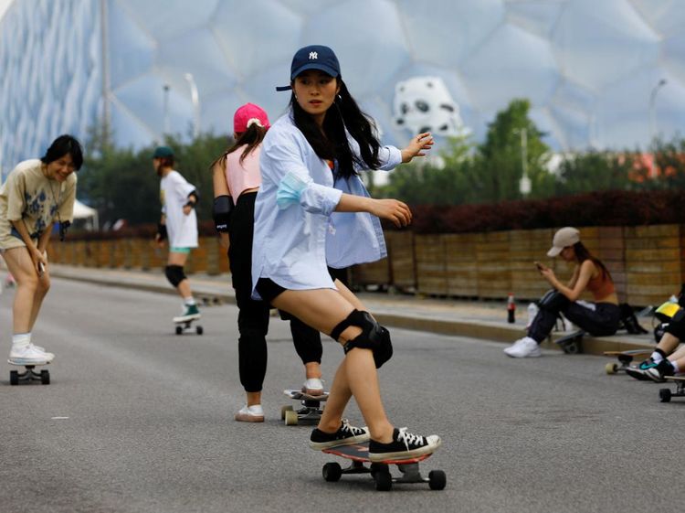 Bosan Lockdown, Remaja di Beijing Pilih Main Surfskating
