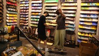 Tren surfskating berdampak pada toko penjualan papan luncur darat itu. Di salah satu dari lima toko skateboard Burning Ice cabang Beijing, pendapatan naik sekitar 300% tahun ini.