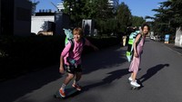 Mina Zhao (40) dan Zheng Yue (27) yang keduanya merupakan anggota Beijing Girls Surfskating Community, mengendarai skateboard mereka di jalanan Beijing, China, (6/7/2022). Penguncian parsial COVID-19 di ibu kota China awal tahun ini menutup pusat kebugaran, taman, dan tempat-tempat lain. Warga merasa terkurung. Penduduk Beijing Mina Zhao menemukan olahraga Surfskating di media sosial dan memutuskan untuk mencobanya.
