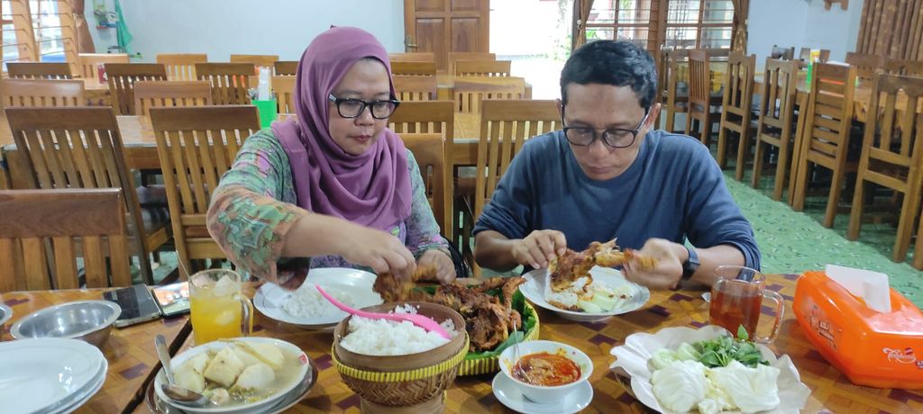 Ayam Bakar Mak Gogok di Blora, gurihnya sampai ke tulang