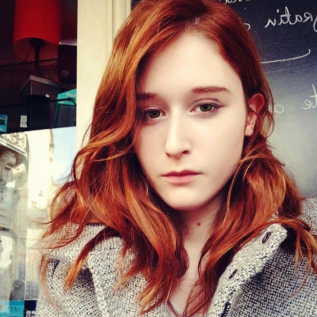 Johnny Depp kembali diisukan sedang dekat dengan seorang wanita. Kali ini, seorang wanita berambut merah yang sering menemaninya di berbagai kesempatan. Penampilannya yang menarik dan terlihat akrab dengan Johnny di berbagai kesempatan membuat gadis ini jadi sorotan. Foto: Facebook Mathilde Beltran