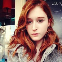 Johnny Depp kembali diisukan sedang dekat dengan seorang wanita. Kali ini, seorang wanita berambut merah yang sering menemaninya di berbagai kesempatan. Penampilannya yang menarik dan terlihat akrab dengan Johnny di berbagai kesempatan membuat gadis ini jadi sorotan. Foto: Facebook Mathilde Beltran