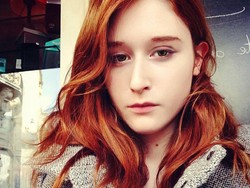 7 Foto Guru Bahasa Perancis yang Digosipkan Jadi Pacar Baru Johnny Depp