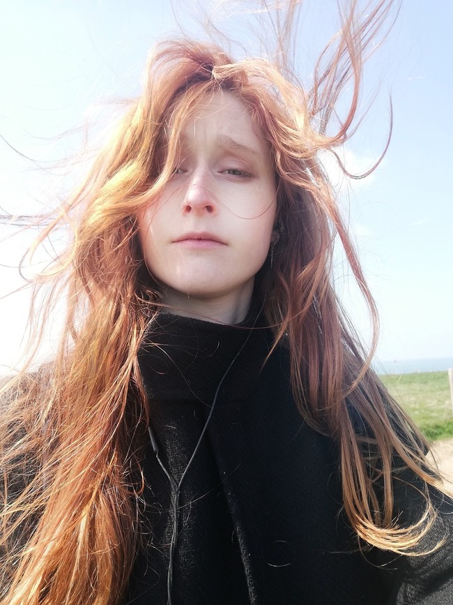 Wanita tersebut ikut bepergian dengannya untuk mempersiapkan peran Johnny di Jeanne du Barry, filmnya perdananya setelah drama persidangan yang dinantikan publik. Foto: Facebook Mathilde Beltran