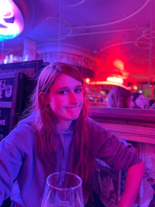 Sebelum dengan Mathilde, Johnny Depp juga sempat digosipkan dekat dengan pengacara yang menangani kasus pencemaran nama baiknya, Camille Vasquez, salah satu dari tim pengacara Johnny. Ketika itu, selama persidangan, mereka terlihat dekat dan tak jarang memberikan perhatian juga sentuhan fisik. Foto: Facebook Mathilde Beltran