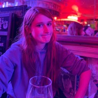 Sebelum dengan Mathilde, Johnny Depp juga sempat digosipkan dekat dengan pengacara yang menangani kasus pencemaran nama baiknya, Camille Vasquez, salah satu dari tim pengacara Johnny. Ketika itu, selama persidangan, mereka terlihat dekat dan tak jarang memberikan perhatian juga sentuhan fisik. Foto: Facebook Mathilde Beltran