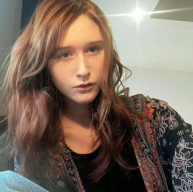 Terungkap jika ia adalah Mathilde Beltran, guru bahasa Perancis Johnny. Kabar kedekatan mereka mencuat setelah Johnny mulai tur bersama musisi Jeff Beck. Foto: Facebook Mathilde Beltran