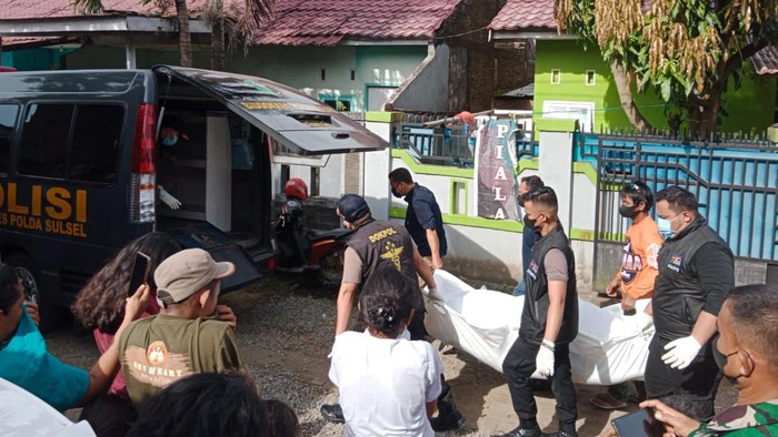 Mayat wanita membusuk di kamar rumahnya.